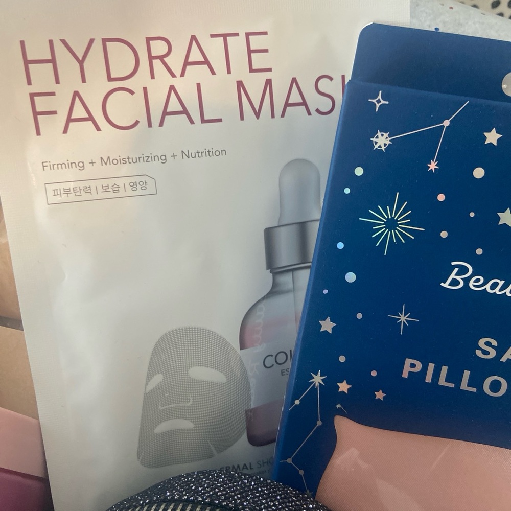 Self care gift box 🎁 scrub, SkinnyDip London Rhinestone bag, & pamper box - Picture 4 of 11